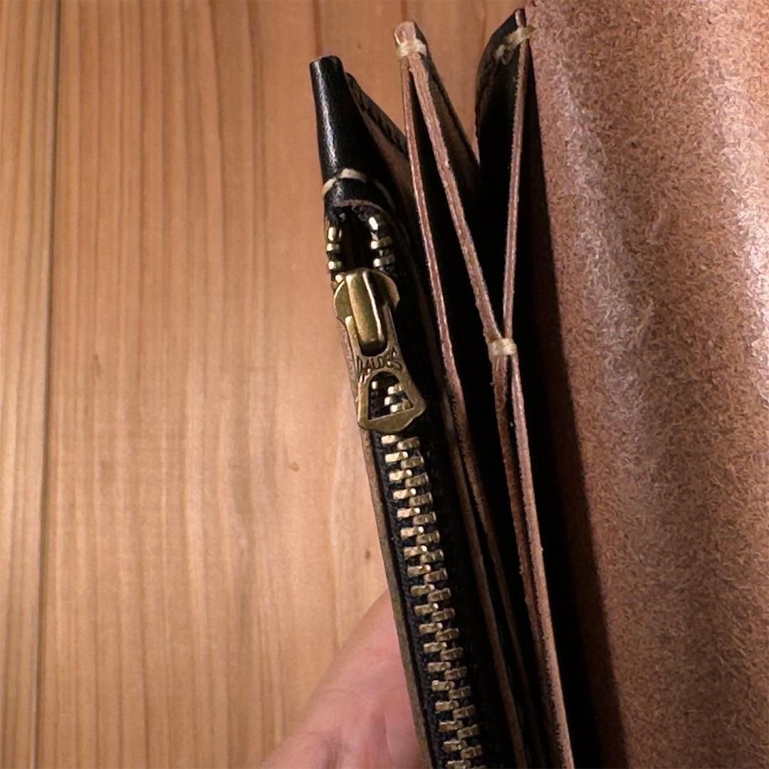 黒*げ様 昭南本ヌメ革 ロングトラッカーウォレット 丘染めブラック茶芯｜02