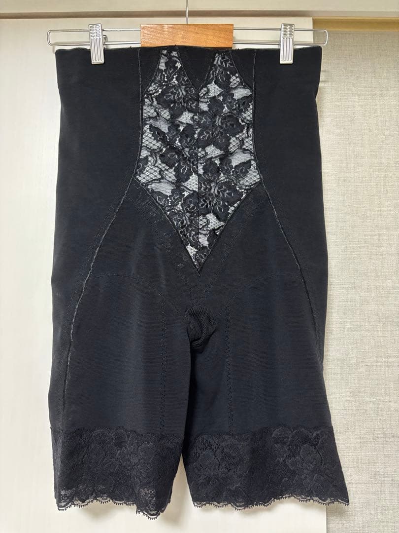 グラントイーワンズ　LALA ハイウエストガードル　ブラック×ホワイト　82