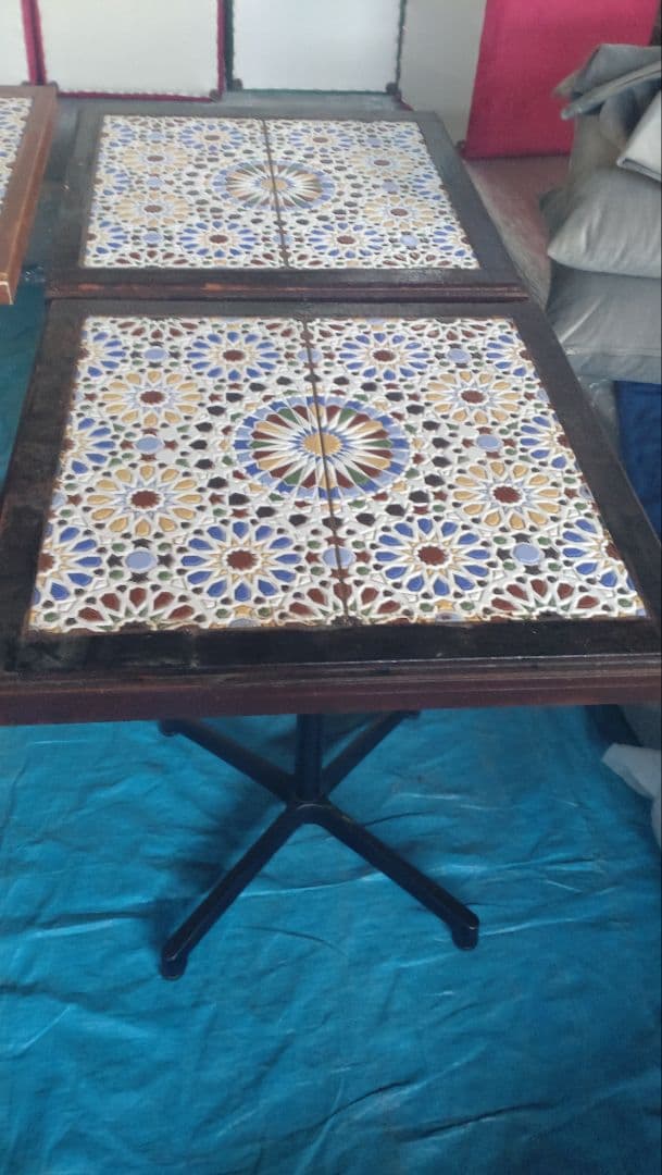 引き取りのみ！ モロッコスタイルのテーブル4台セットです。