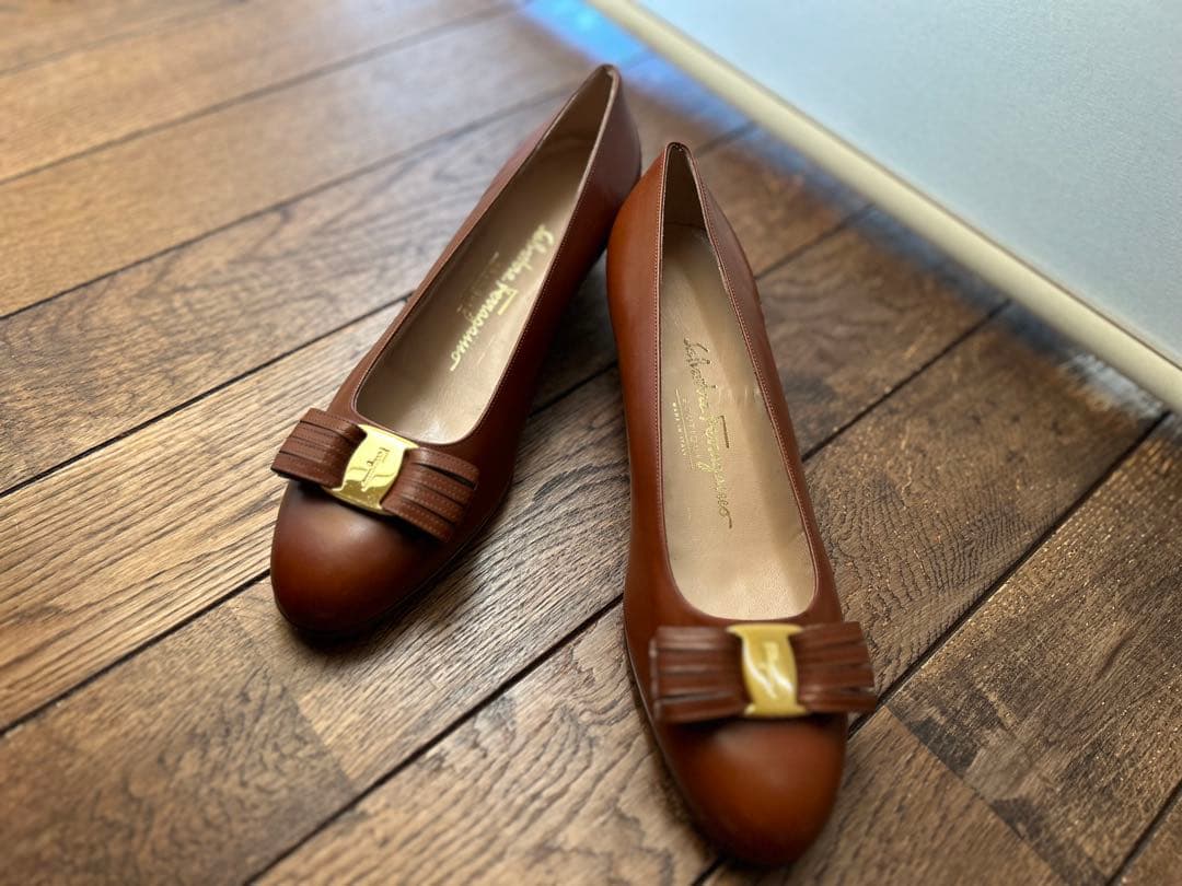 フェラガモ　ブラウン リボン付き パンプス 8.5 C 新品未使用