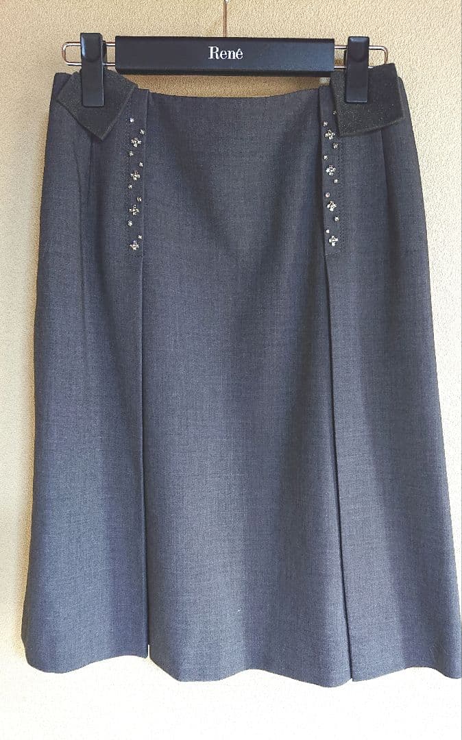 週末お値下げ♪【René】 ダークグレー ビジュー装飾フレアスカート
