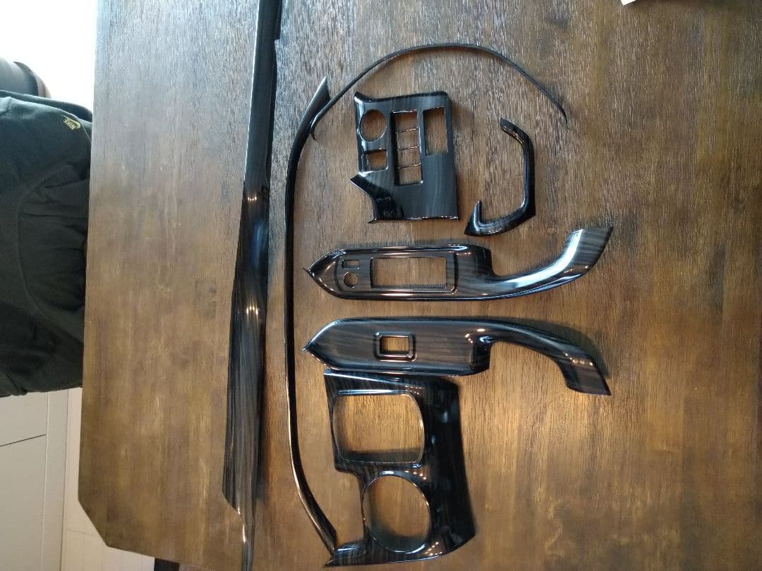 ヴォクシー８０　シルクブレイズ　インテリアパネル　黒木目