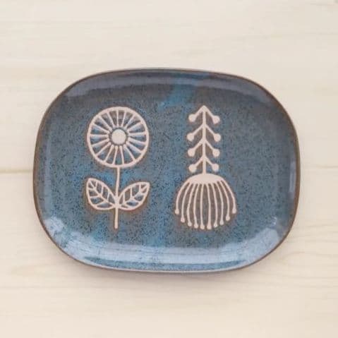 新品　瀬戸焼　花と葉 ナデ角中皿 16cmサイズ 青