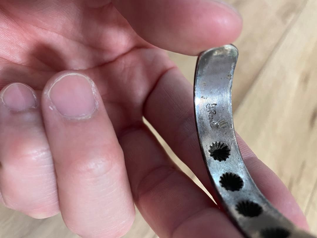 J Rod’s 刻印入り スターリングシルバー バングル ナバホ系