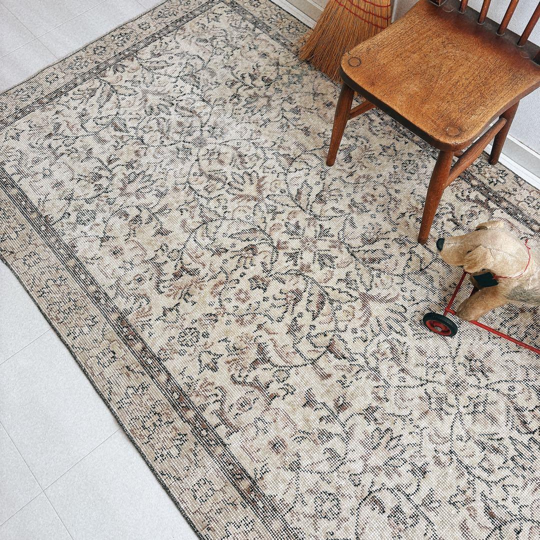 トルコ　ヴィンテージラグ　ベージュ　ブラウン　フローラル