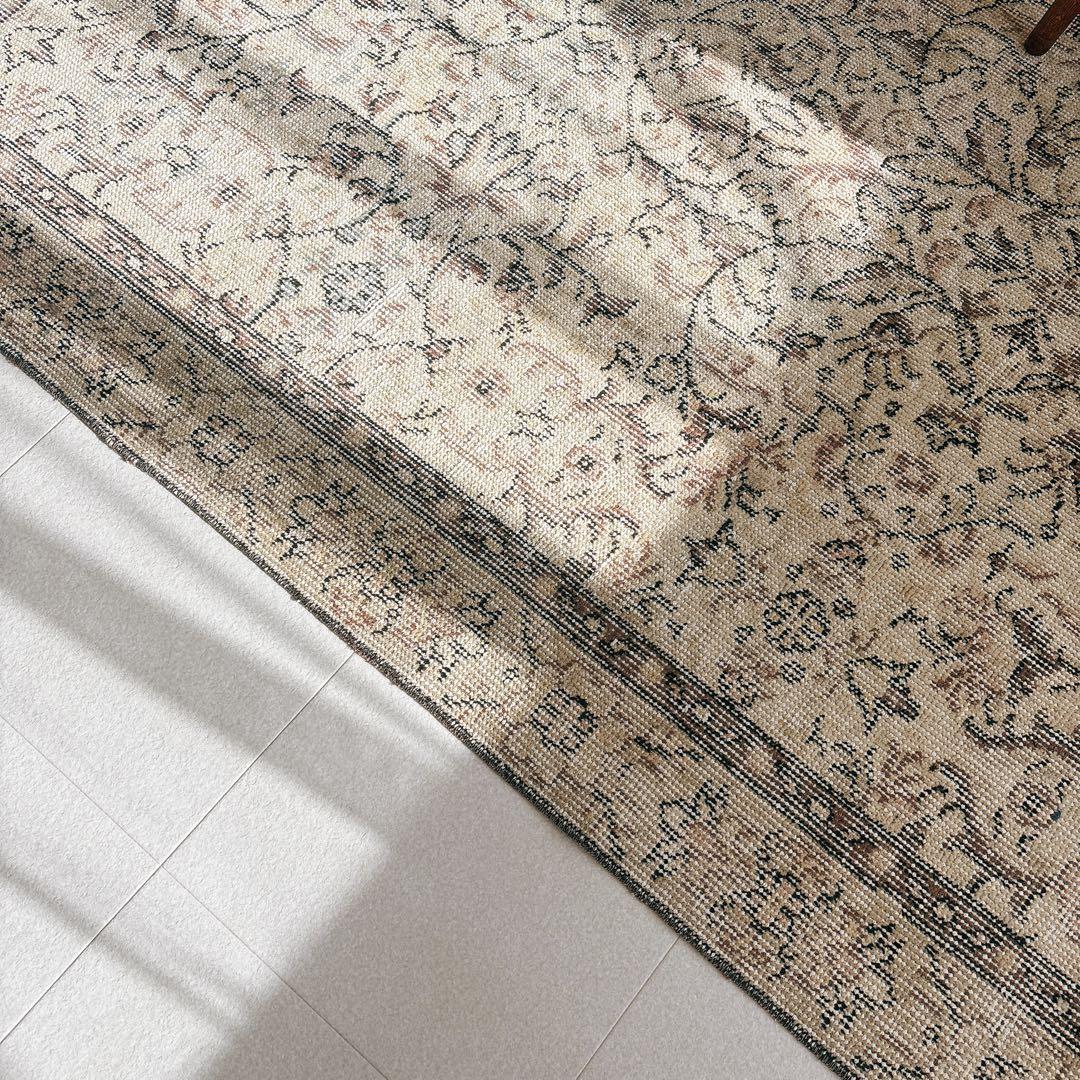 トルコ　ヴィンテージラグ　ベージュ　ブラウン　フローラル