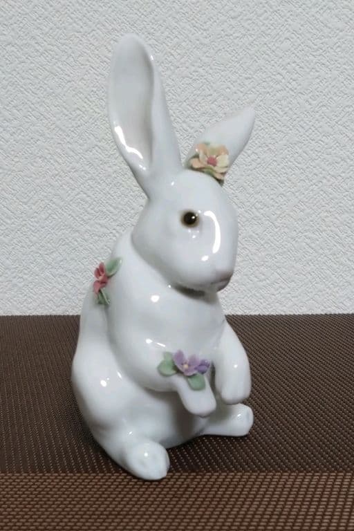 リヤドロ 『花飾りの白うさぎ』フィギュリン