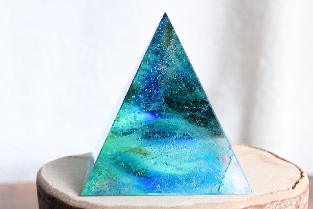 シエラネバダ産アンダラクリスタル　ピラミッド　マルチカラー　ブルー系