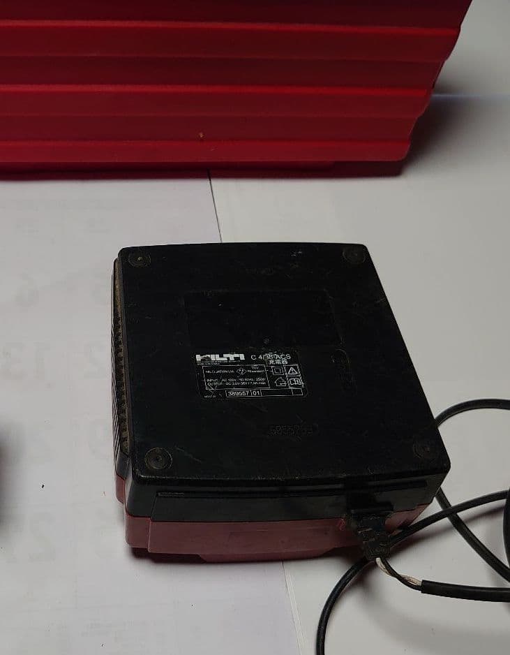 ヒルティの充電器 (ケース付き)