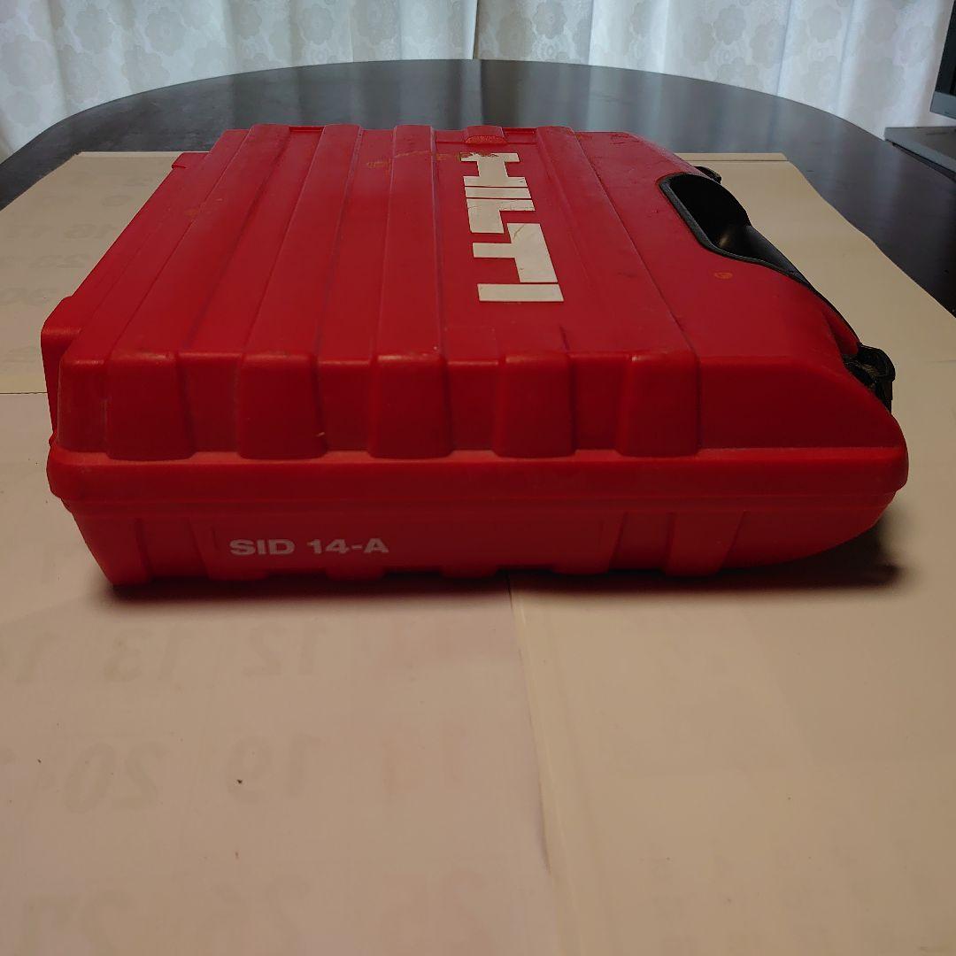 ヒルティの充電器 (ケース付き)