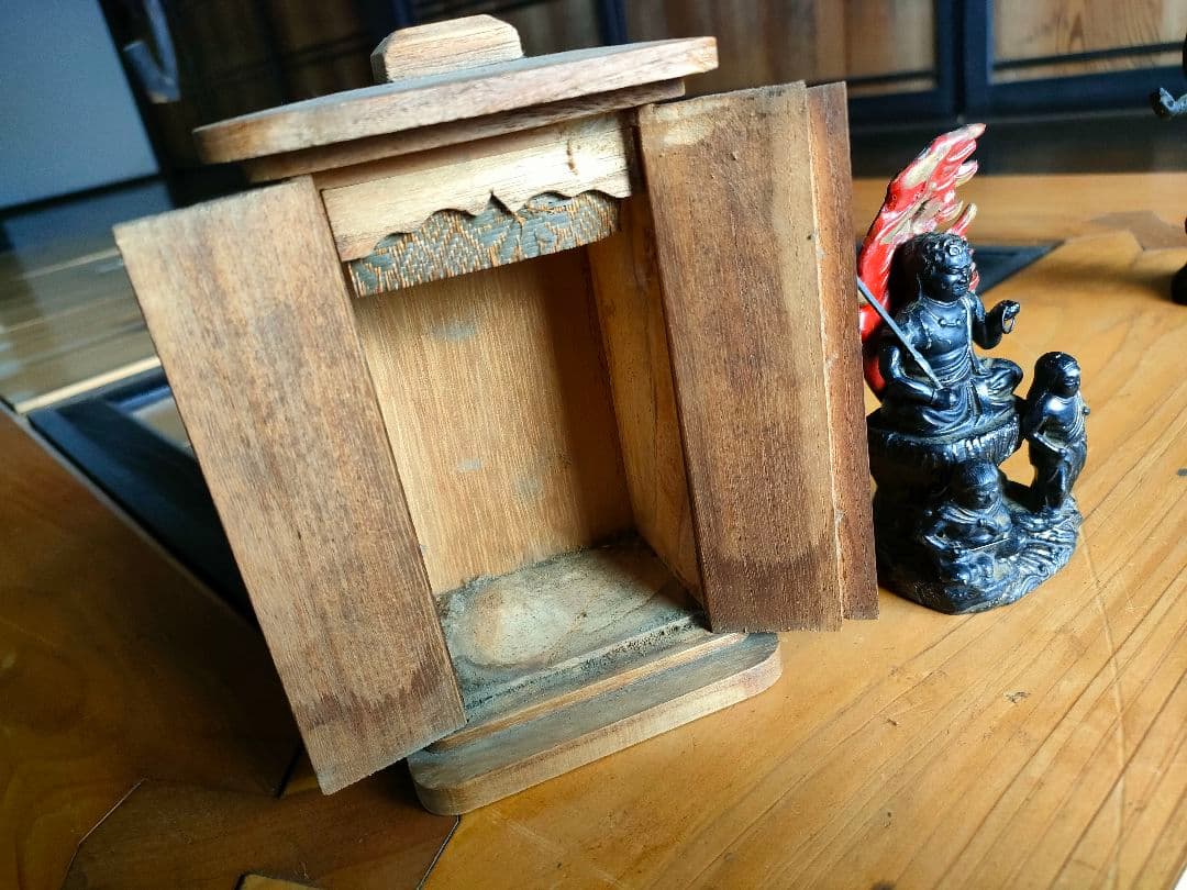 か*ん様 仏教美術 不動明王 三尊像287g　高さ11cm　厨子