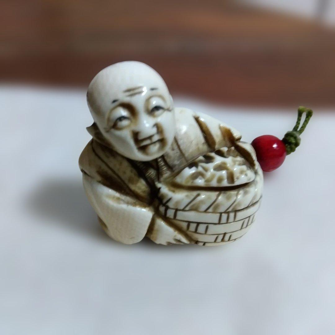 根付　庄屋の主人？　天然素材　動物の牙や角、骨？　銘有り(芝？)　美品