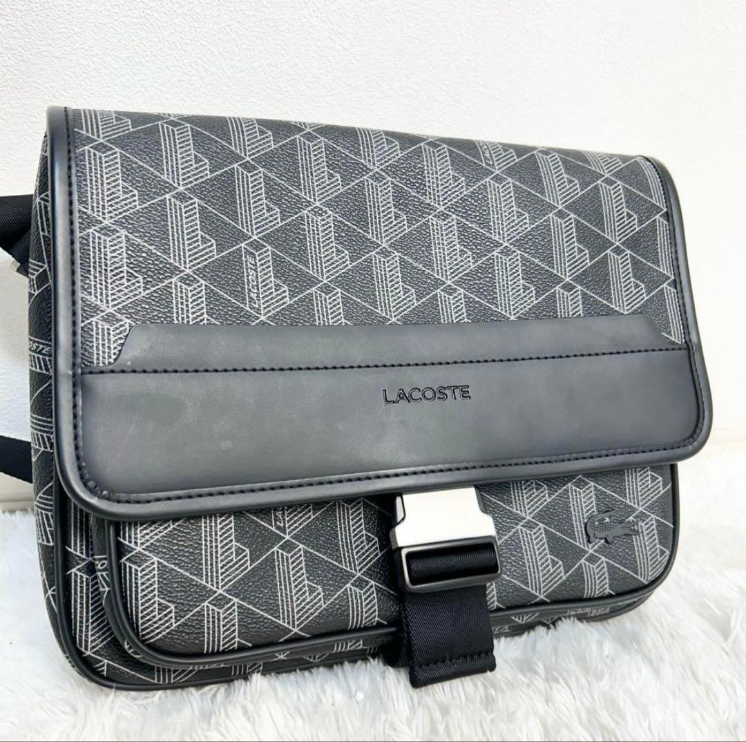 LACOSTE ザブレンド モノグラムフラップメッセンジャーバッグ