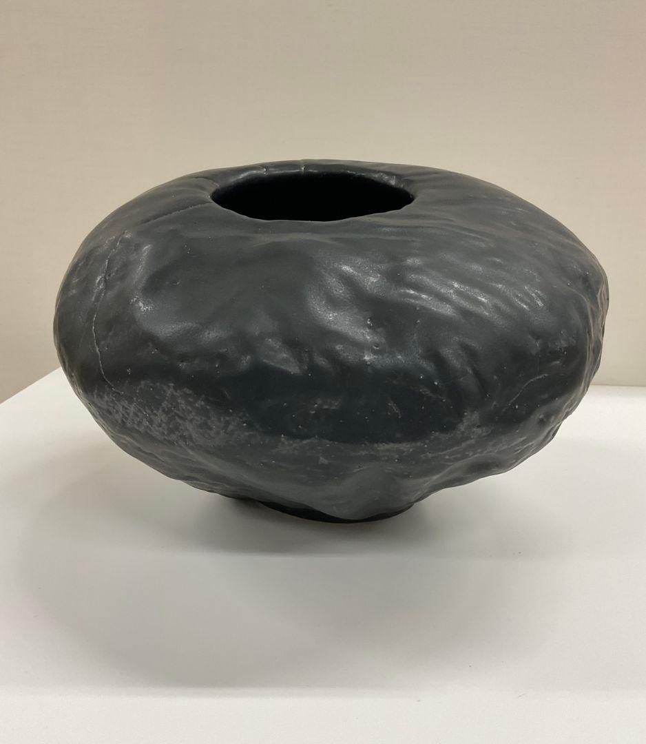 壺(黒)　陶芸作品(植物鉢、盆栽、インテリアなど)　高さ約20cm