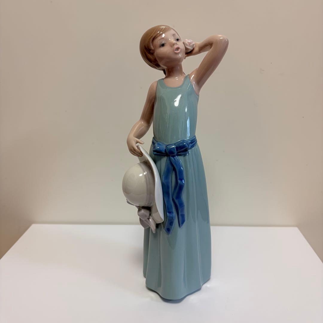 リヤドロ　フィギュリン　「なびかせて（若草色の少女）」
