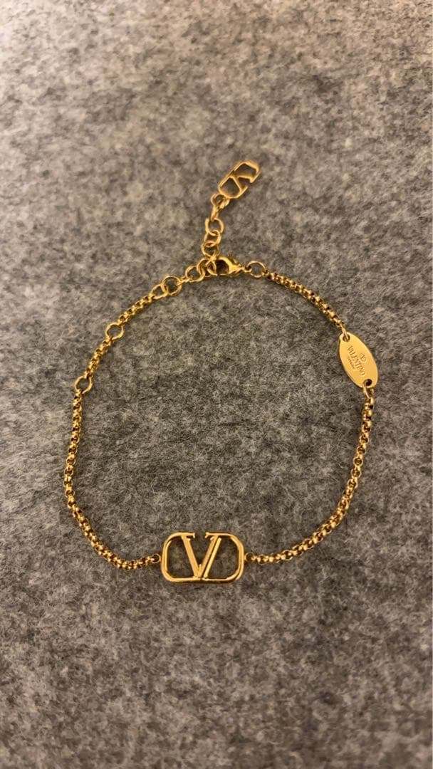 A*a様 ヴァレンティノ ガラヴァーニ Vロゴ シグネチャー メタル ブレスレッ