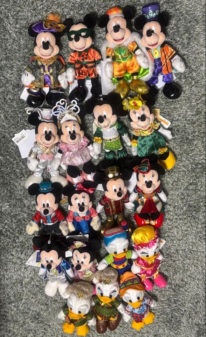 く*。様 ミッキーミニー ドナルド デイジー ぬいぐるみバッジ