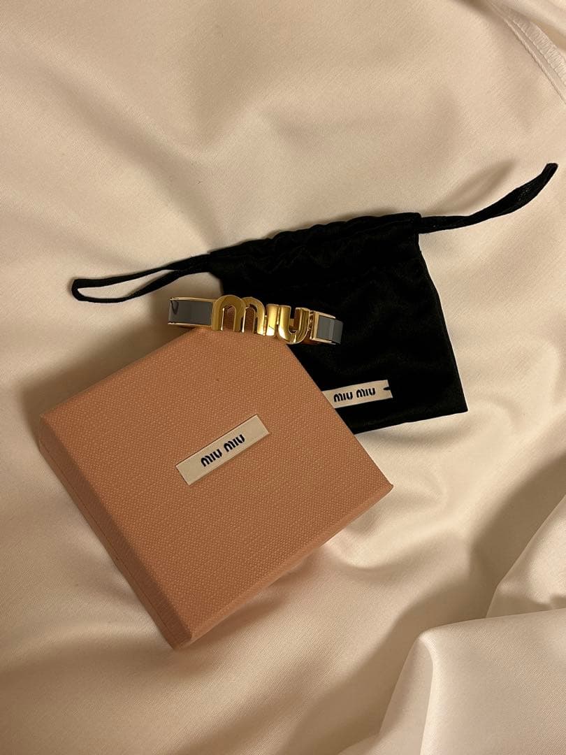 【美品　最安値　お値下げ不可】　miu miu ロゴ入りブレスレットバングル