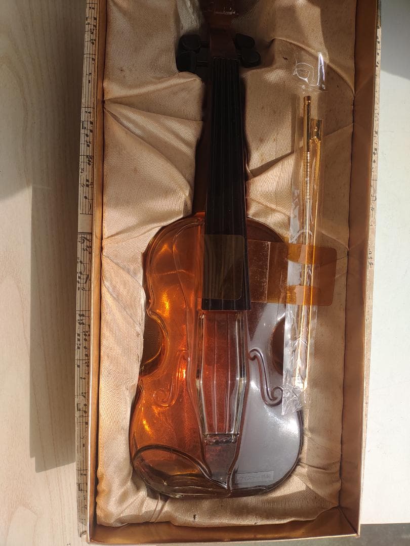 未開栓　サントリー ウイスキー ローヤル バイオリン型 700ml