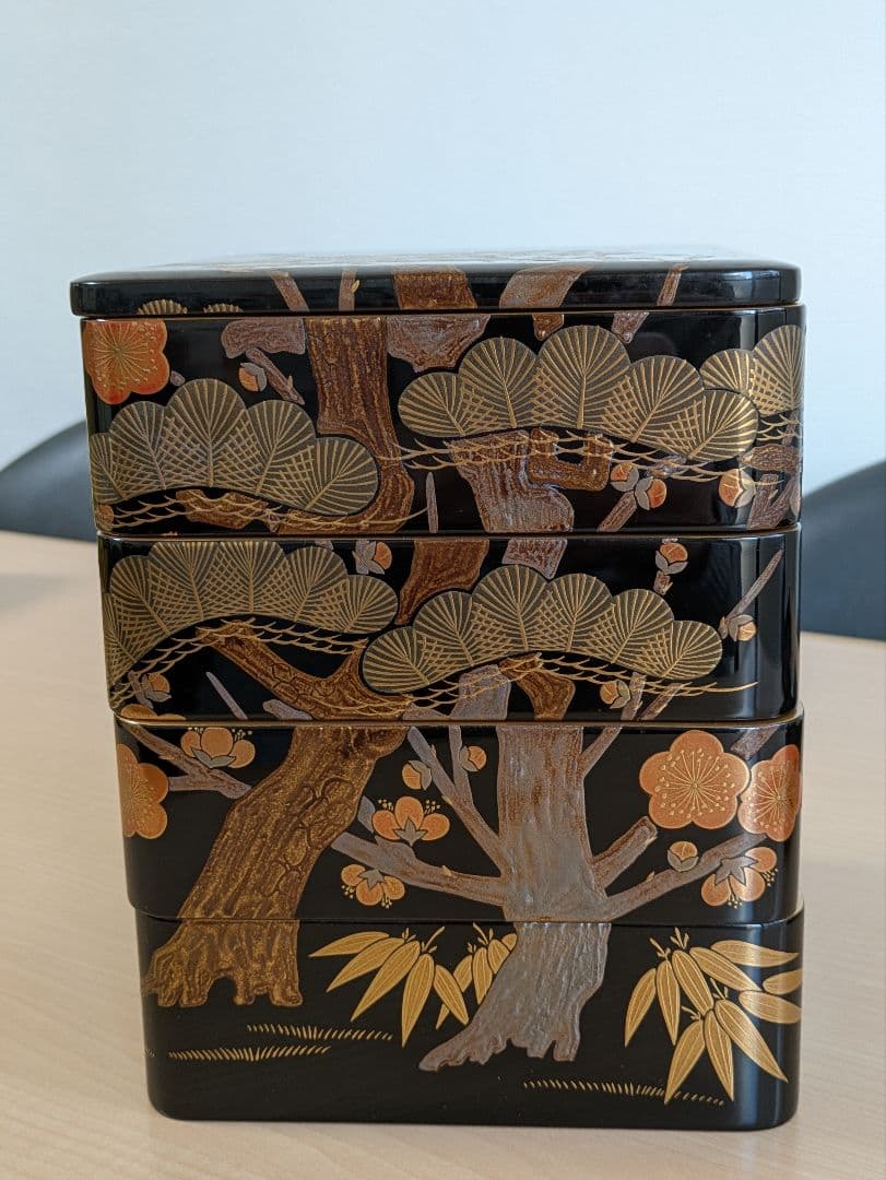 椿餅様用　輪島塗　高級漆器 中重箱 4段 黒地 金色 松 梅