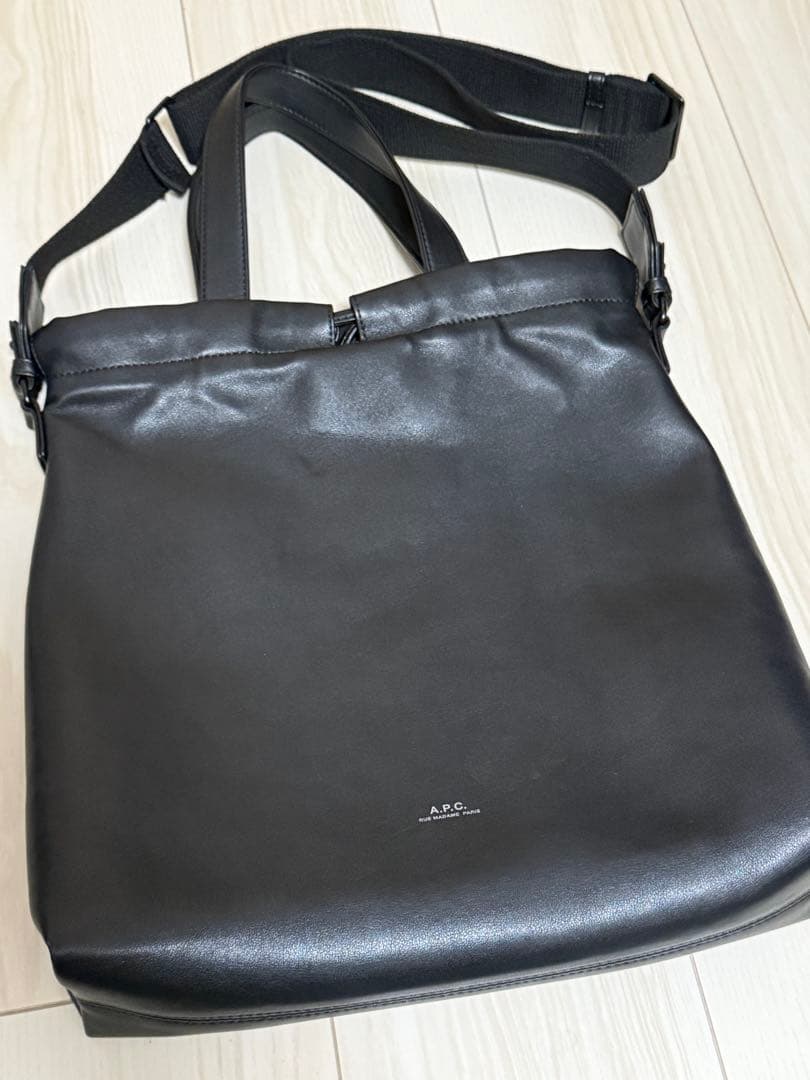 A.P.C レザーショルダー　ニノトートバッグ