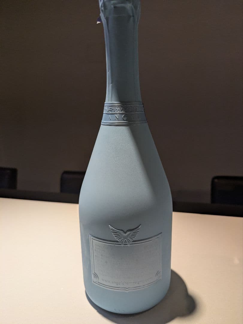 エンボス加工のライトブルーガラスボトル