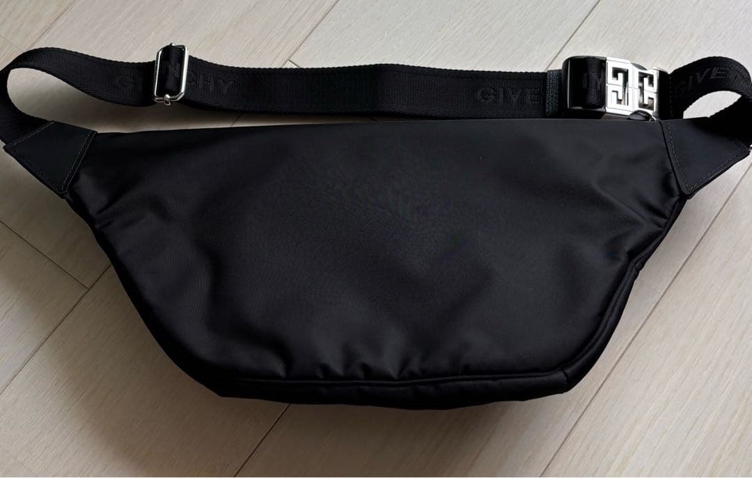 GIVENCHY エッセンシャル U ボディバッグ ブラック