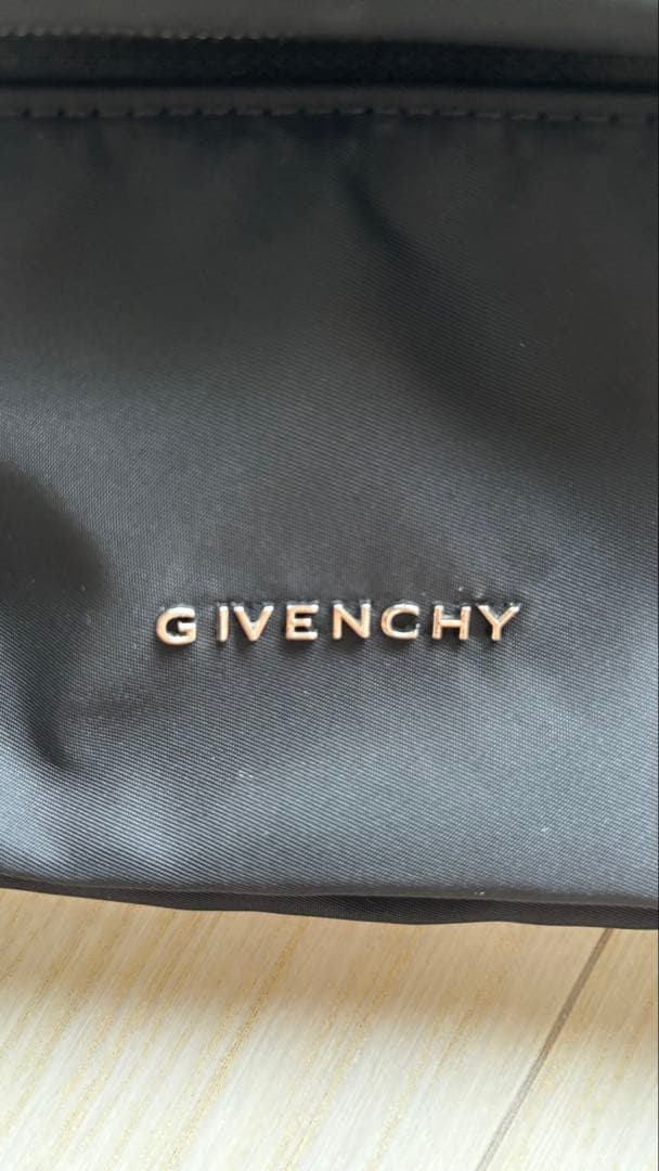 GIVENCHY エッセンシャル U ボディバッグ ブラック