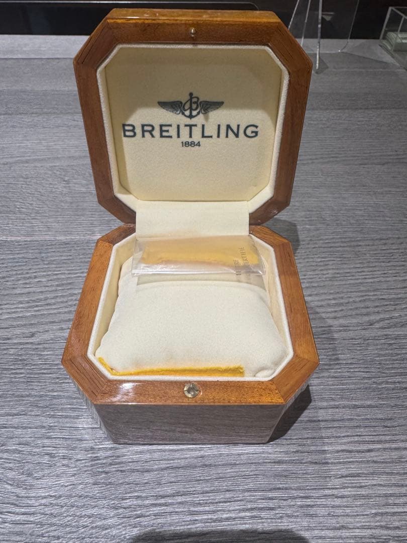 ブライトニング　時計ケース