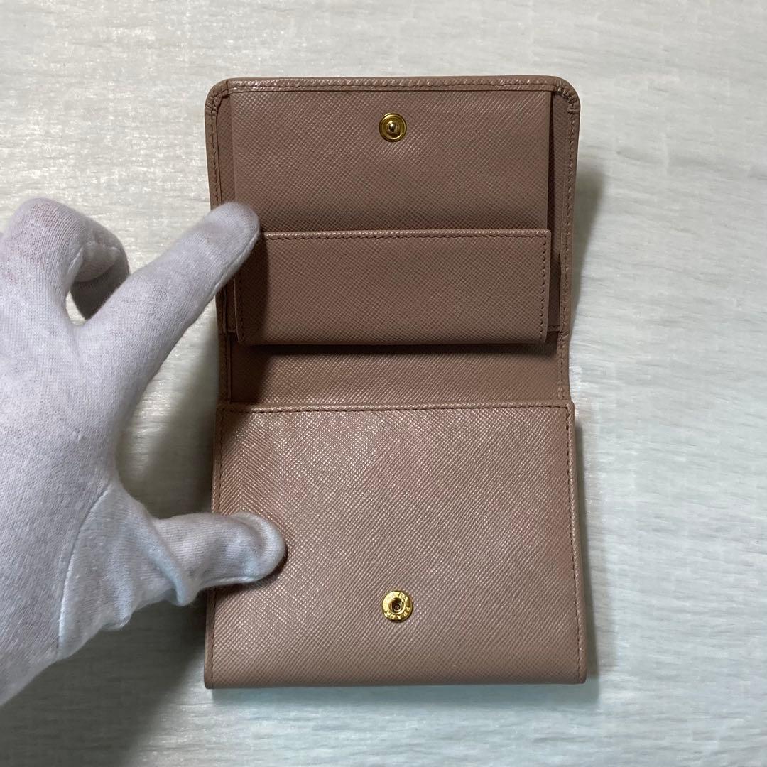 極美品　月末最終価格　PRADA プラダ　二つ折り　三つ折り　財布　ベージュ