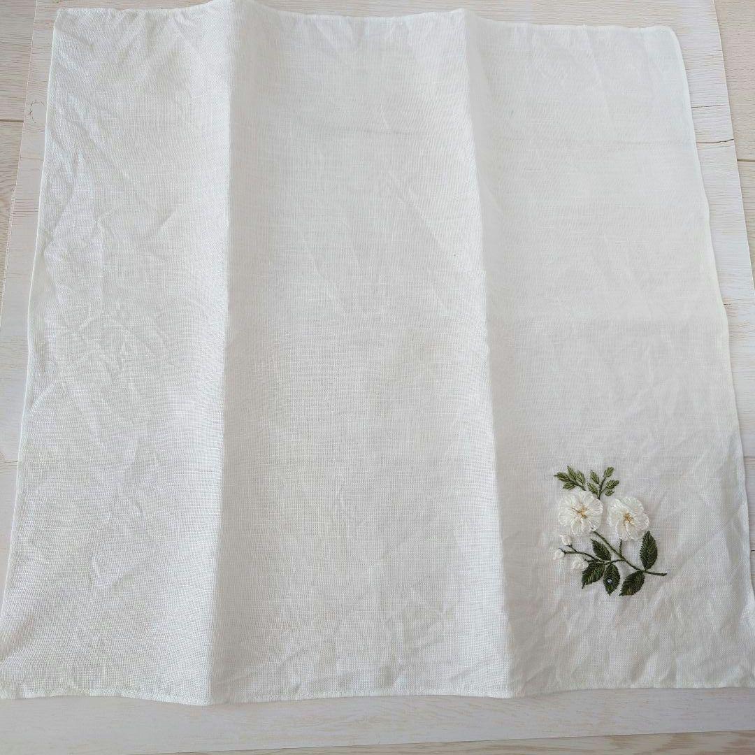 手刺繍入り　リネンクロス/リネンハンカチ【一重咲の白いバラ】