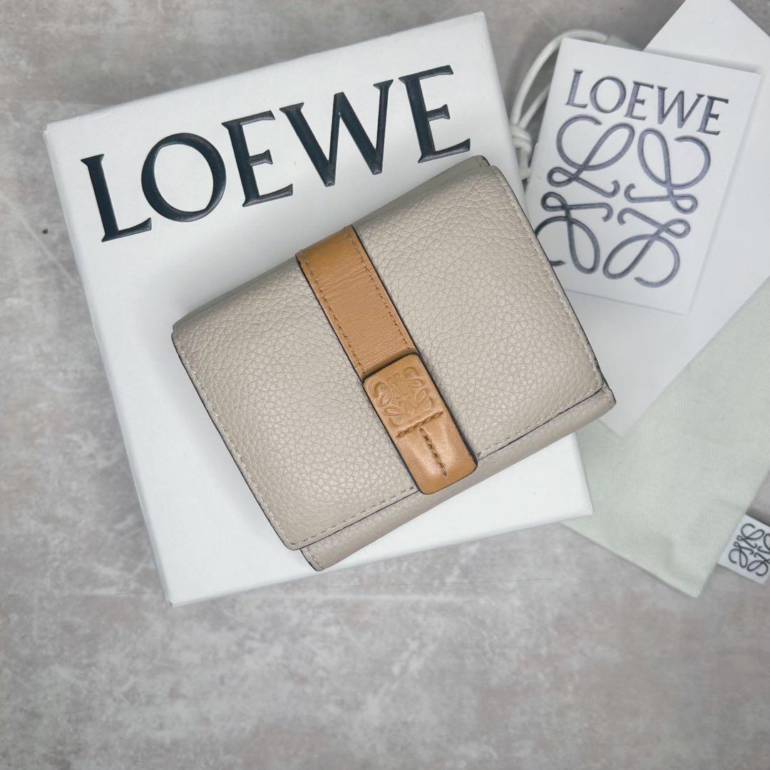 LOEWE ベージュ 三つ折り 財布 アナグラム ウォレット